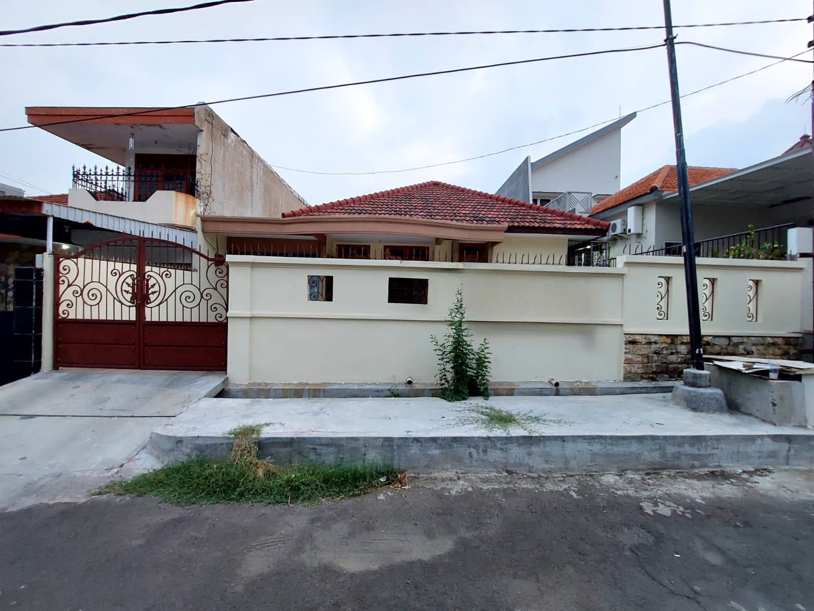 Dijual Rumah Nyaman Strategis Lokasi Kencana Sari Surabaya Barat - Image 1