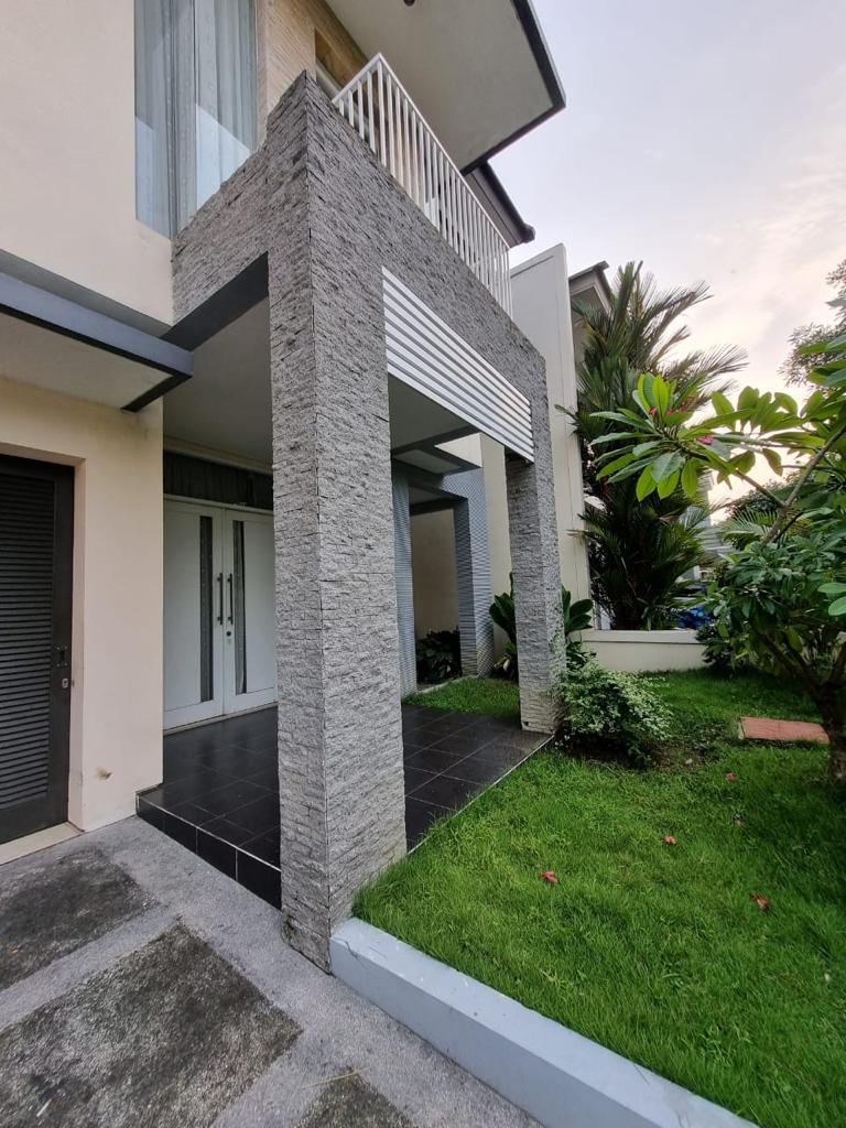 Dijual Rumah 2 Lantai Mewah Siap Huni Royal Residence, Lokasi Strategis Surabaya Barat - Image 1