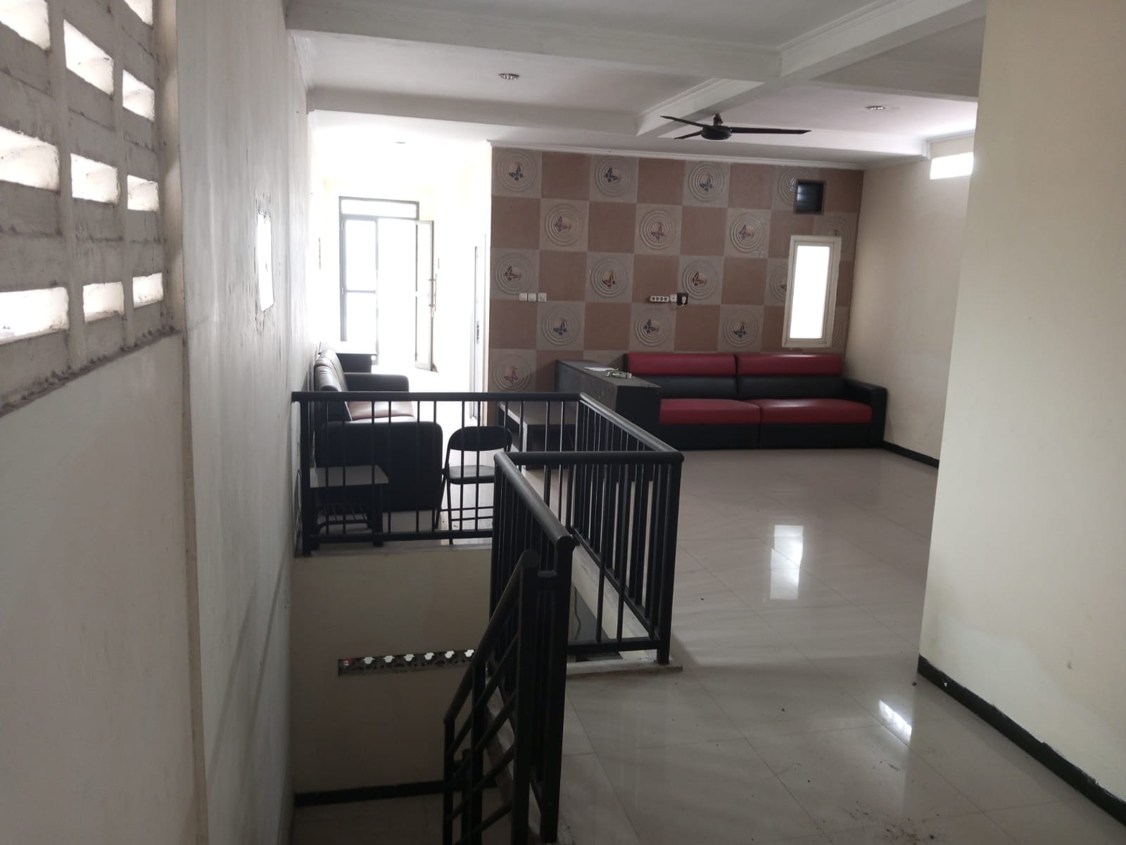 Disewakan Rumah Luas dan Strategis di Wilayah Surabaya Barat - Thumbnail 2