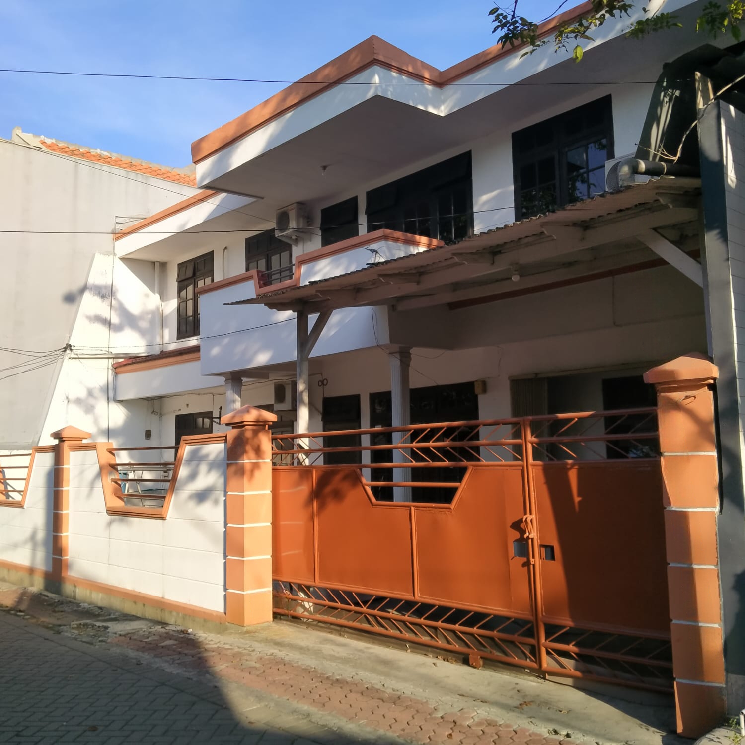 Dijual Rumah Nyaman Siap Huni 2 Lantai Lokasi Strategis Siwalankerto Surabaya Selatan - Image 1