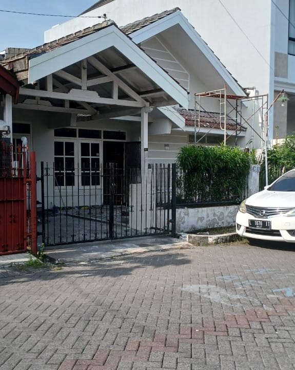 Disewakan Rumah Nyaman Dan Siap Huni Lokasi Strategis Babatan Mukti Surabaya Barat - Image 1