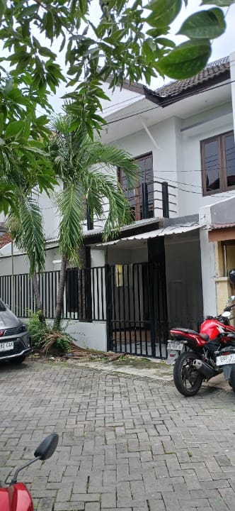 Dijual / Disewa Rumah 2 Lantai Siap Huni Lokasi Strategis Taman Pondok Indah Surabaya Barat - Image 1