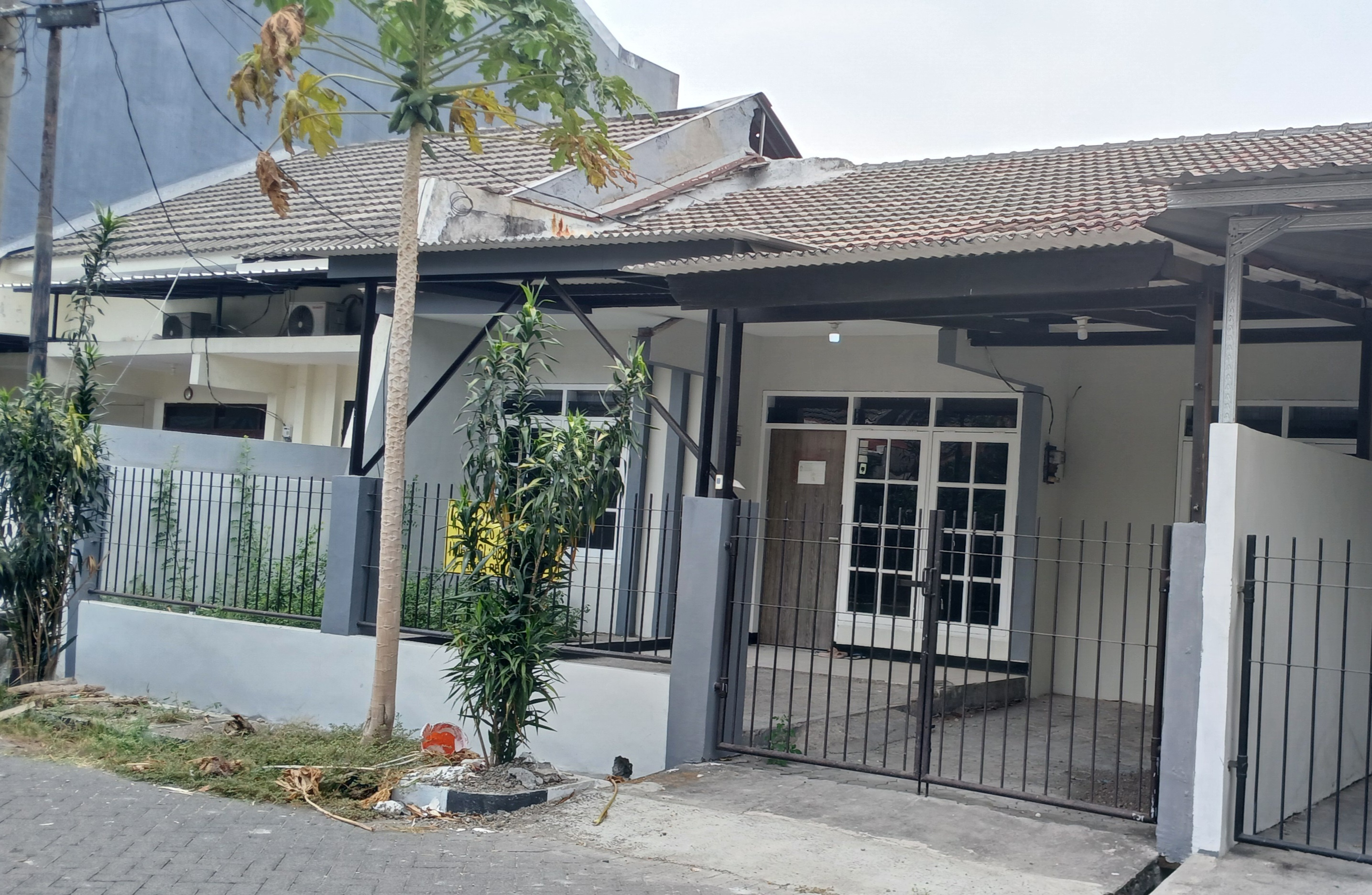 Disewakan Rumah Nyaman dan Strategis di Babatan Mukti Surabaya Barat - Image 1