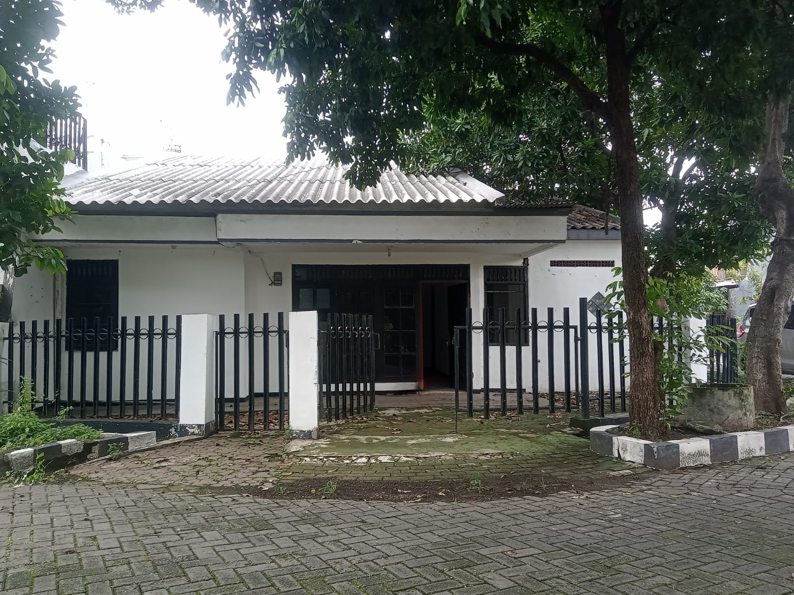 Dijual atau Disewakan Rumah Hook Strategis di Kutisari Surabaya Selatan - Image 1