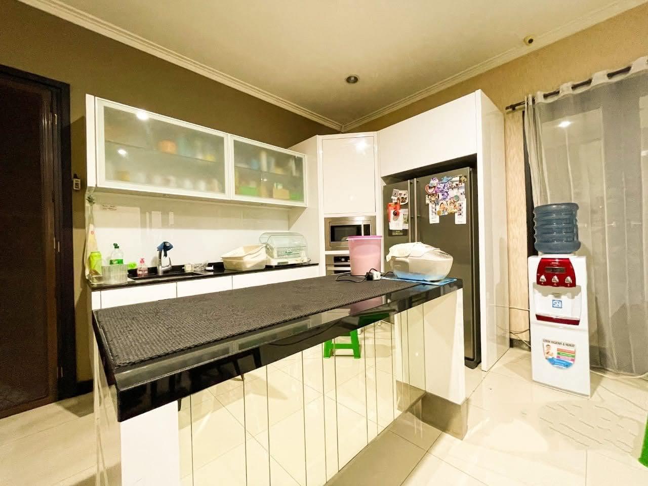 Jual Rumah Mewah Lokasi Strategis di Graha Family Surabaya Barat - Image 1