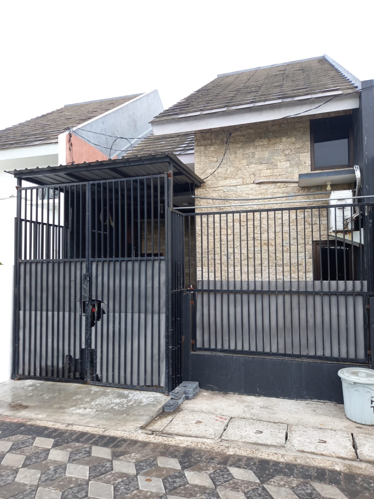 Dijual Rumah Nyaman dan Strategis di Gunung Anyar Surabaya Timur - Image 1