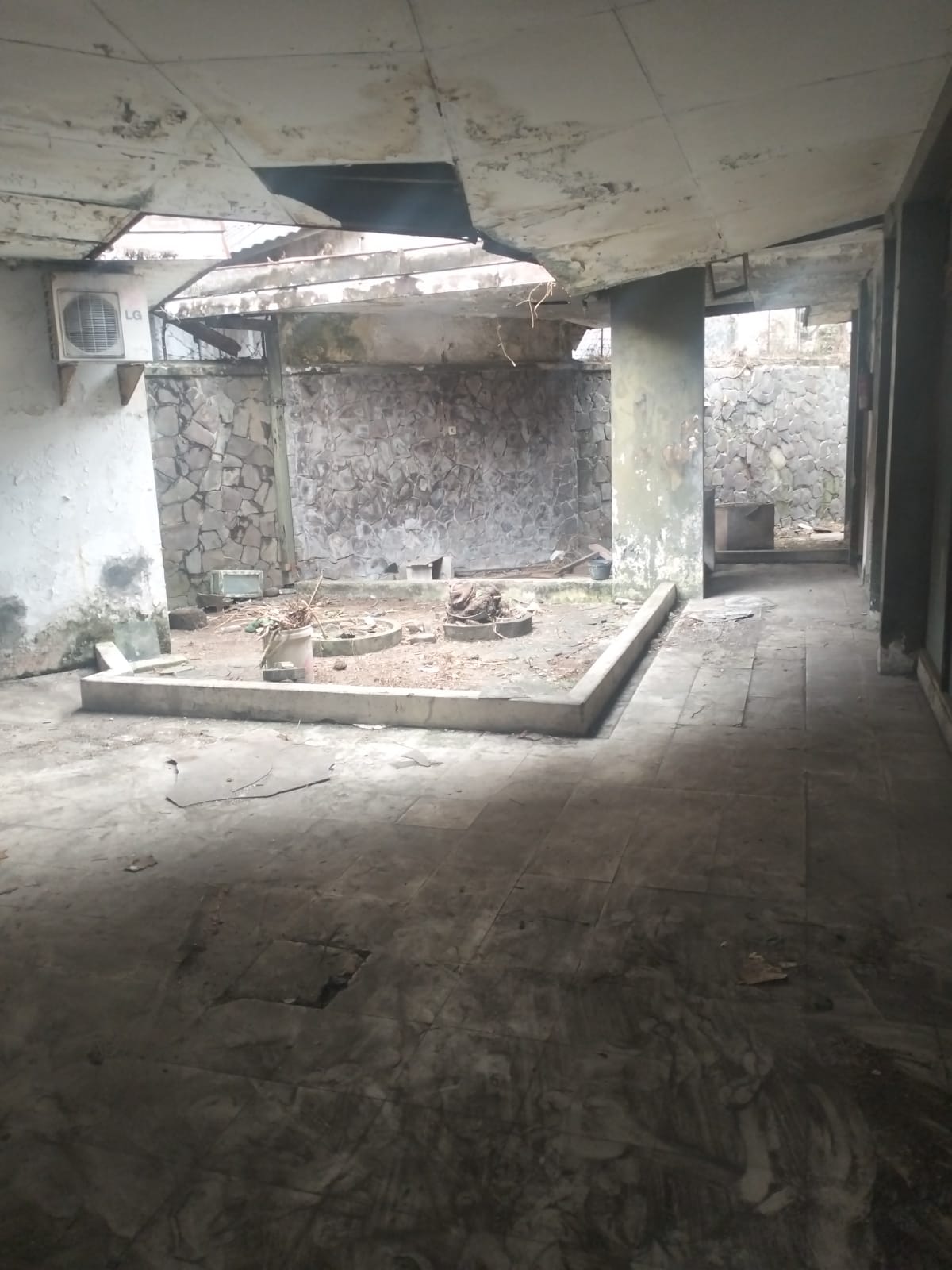 Dijual Rumah Luas dan Nyaman di Koblen Tengah Surabaya Pusat - Thumbnail 3