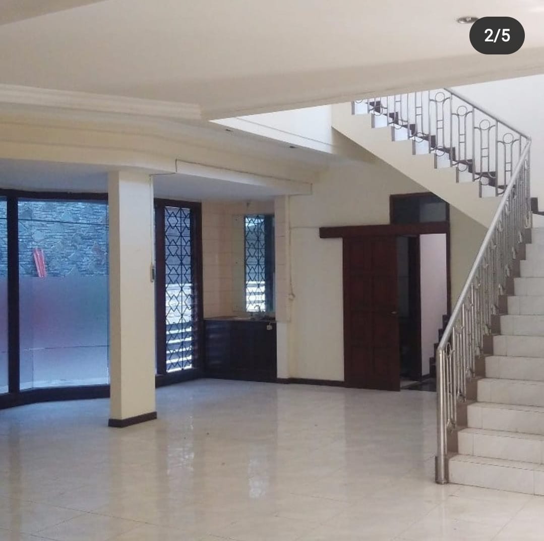 Disewakan Rumah Nyaman dan Luas di Dharmahusada Surabaya Timur - Thumbnail 2