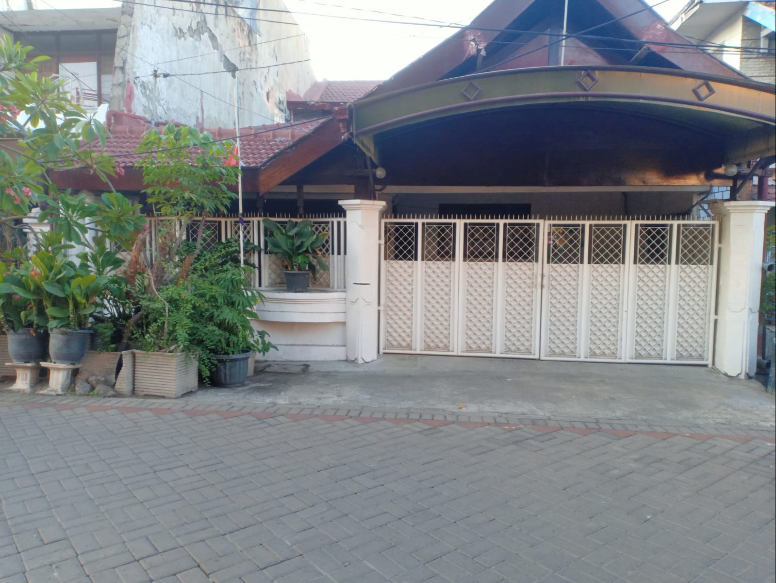 Dijual Rumah di Barata Jaya Surabaya Timur Lingkungan Tenang dan Nyaman - Image 1