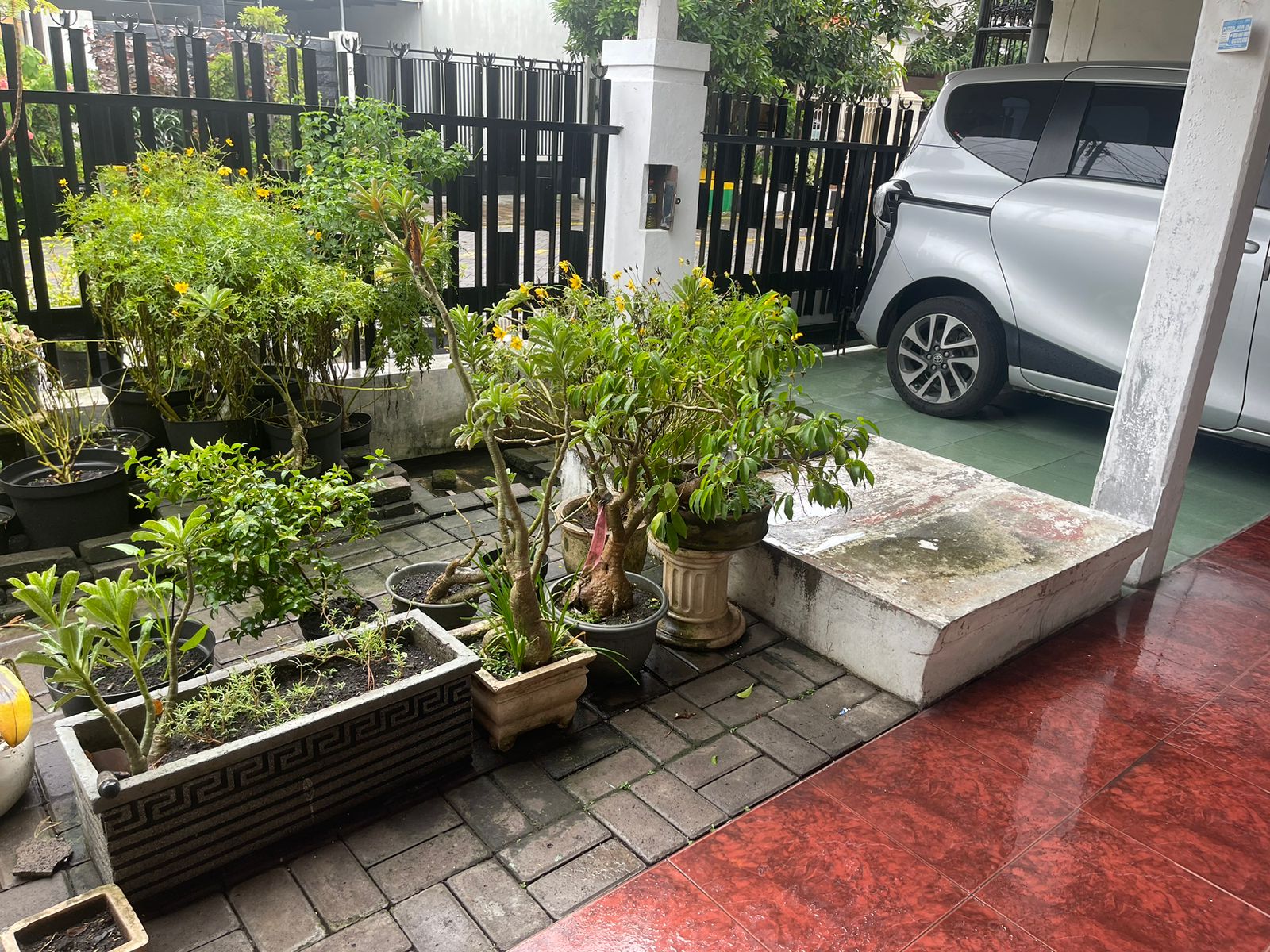 DIjual Rumah Nyaman Asri Terawat Baratajaya Kawasan Surabaya Timur - Image 1