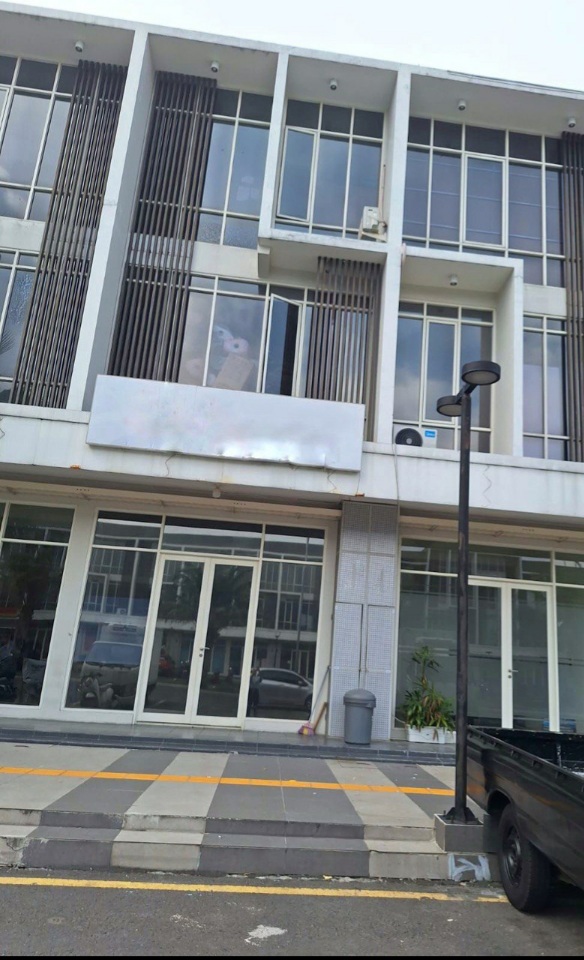Dijual Ruko Baru Tiga Lantai di Northwest Boulevard Surabaya Barat - Image 1
