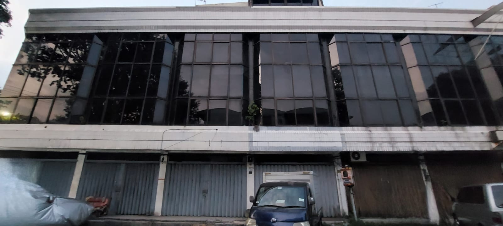 Jual/Sewa Ruko Ambengan Plaza Tiga Lantai di Surabaya Pusat - Image 1