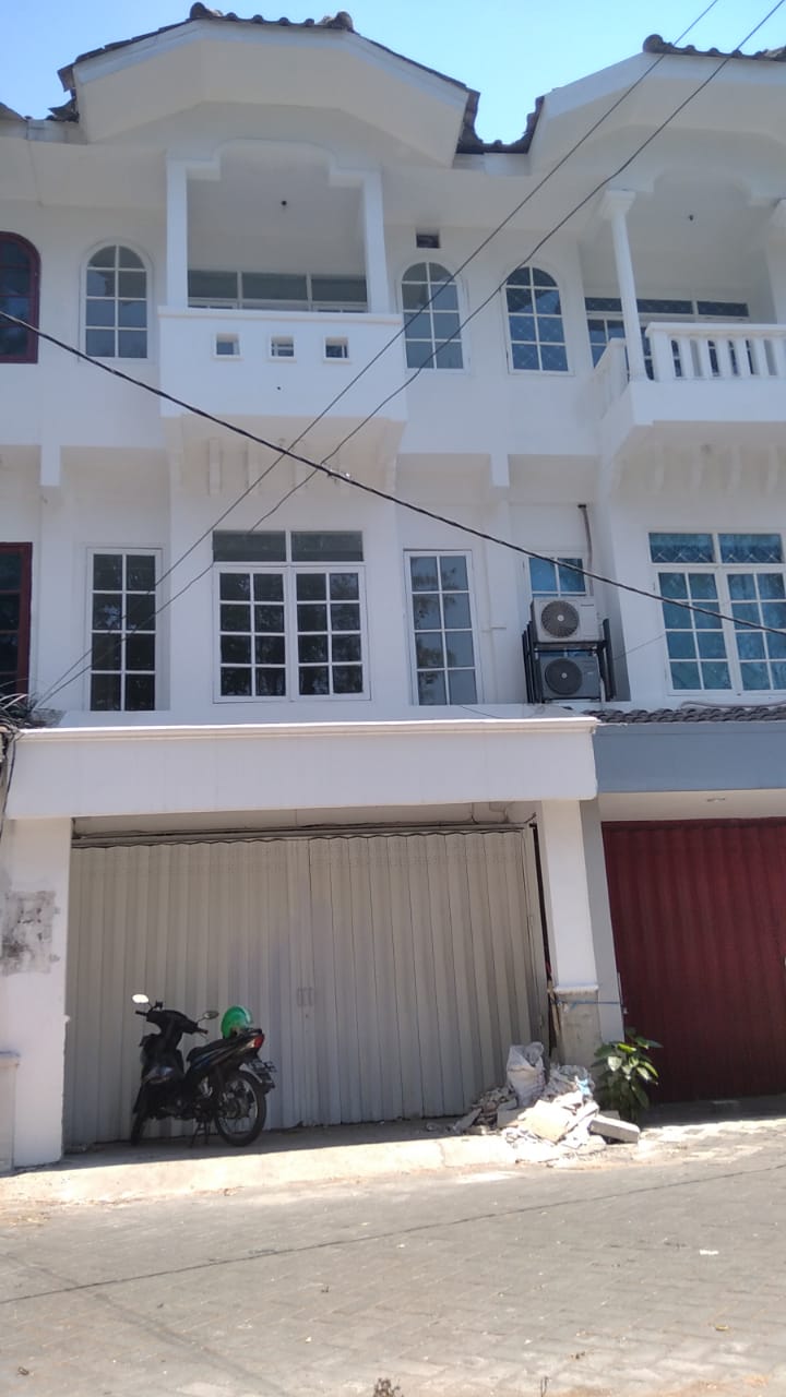 Ruko Strategis Tiga Lantai Disewakan di Raya Darmo Permai Timur Surabaya Barat - Image 1