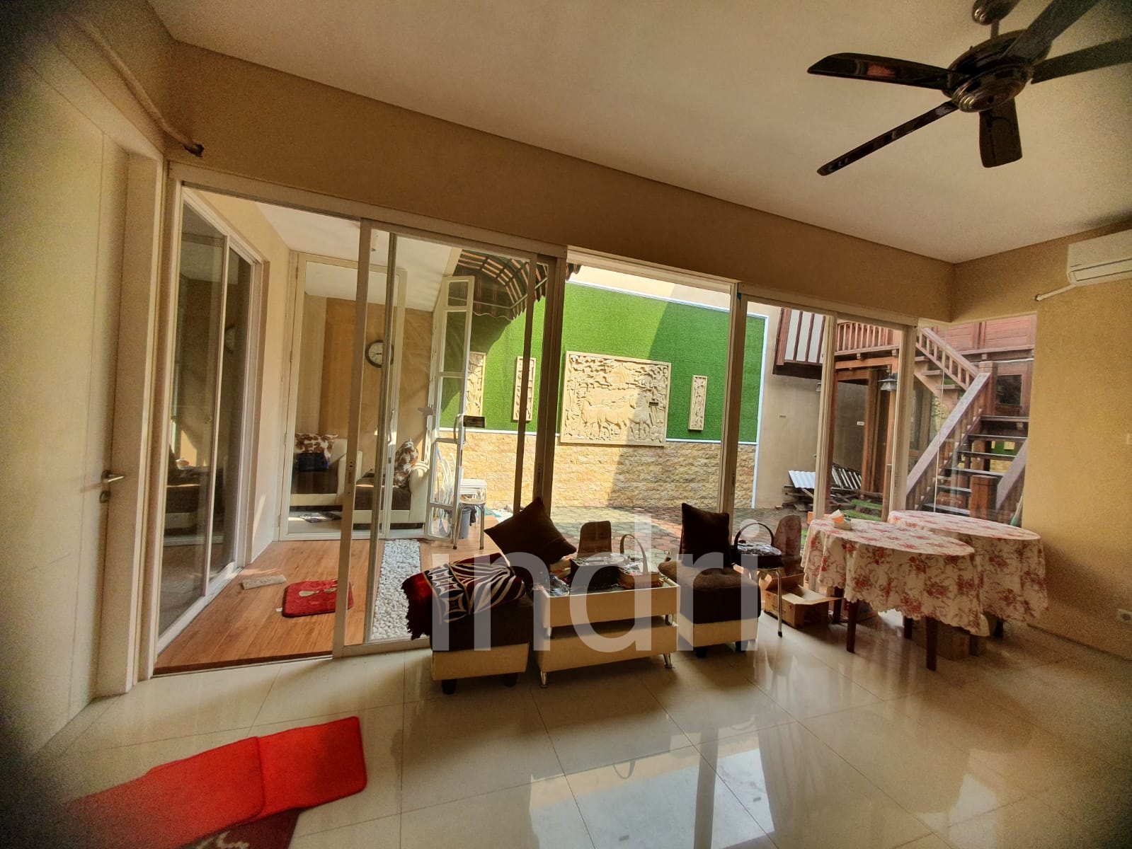 DISEWAKAN RUMAH SURABAYA BARAT SEMI FURNISH, BARU RENOV, SIAP HUNI - Image 1