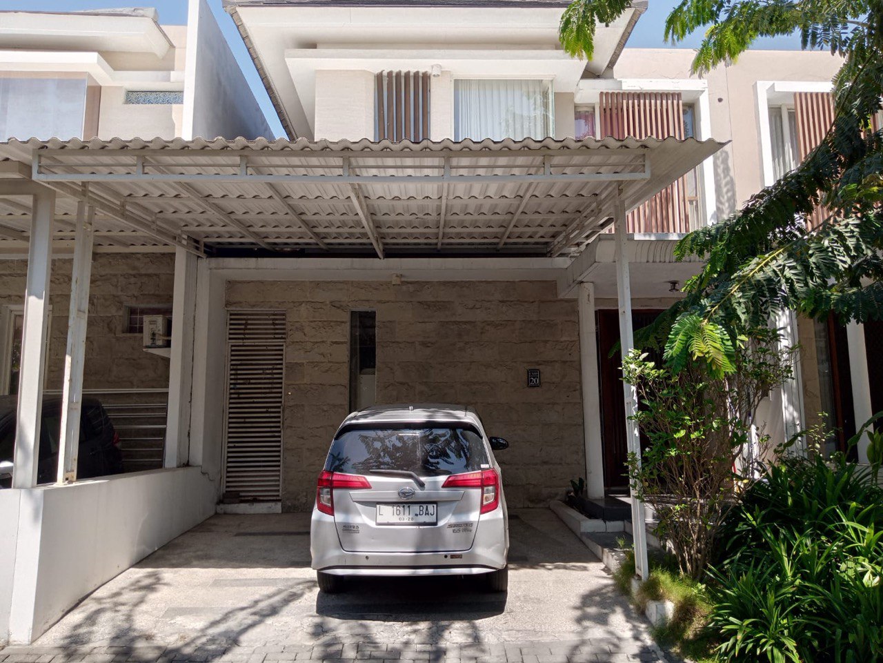 Dijual Rumah Semi Furnish Siap Huni Greenlake Surabaya Barat - Image 1