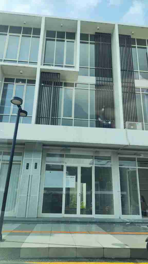 Ruko Dijual Lokasi Strategis Northwest Boulevard Citraland Surabaya Barat - Image 1