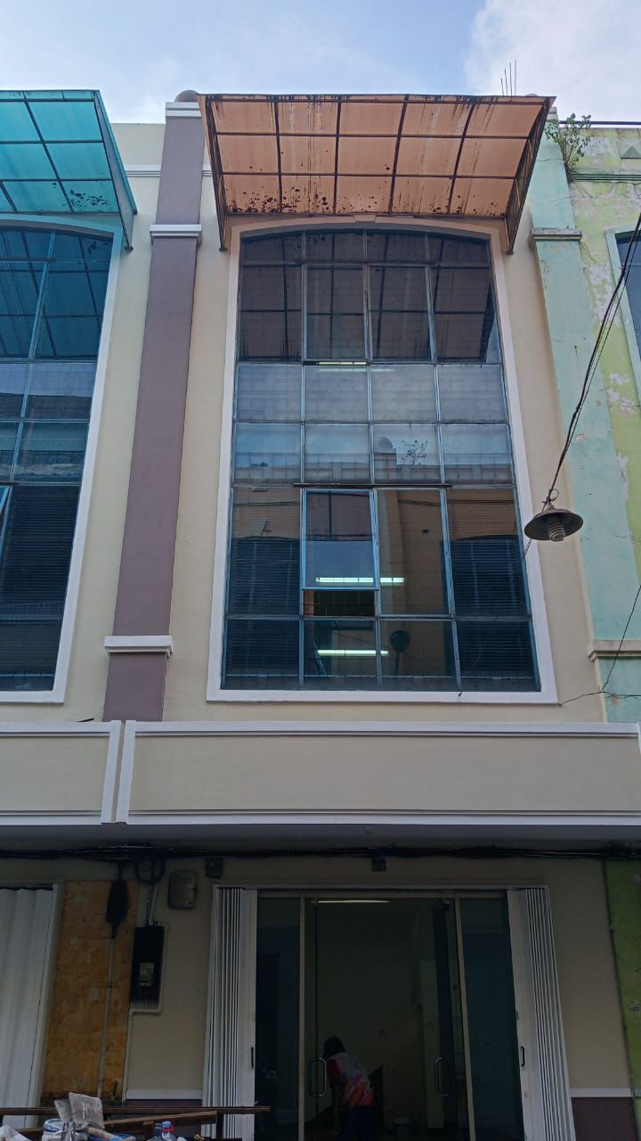 Dijual / Disewakan Ruko Usaha 3 Lantai Jemursari, Surabaya Selatan - Image 1