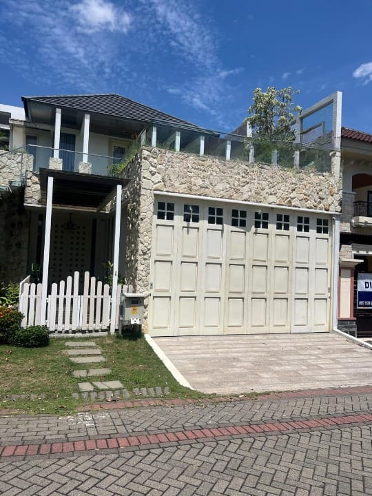 Dijual Rumah Bagus Lokasi Premium di Taman Hunian Satelit Surabaya Barat - Image 1