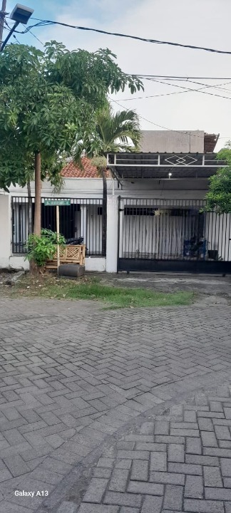 Disewakan Rumah Nyaman dan Luas di Kutisari Surabaya Timur - Image 1