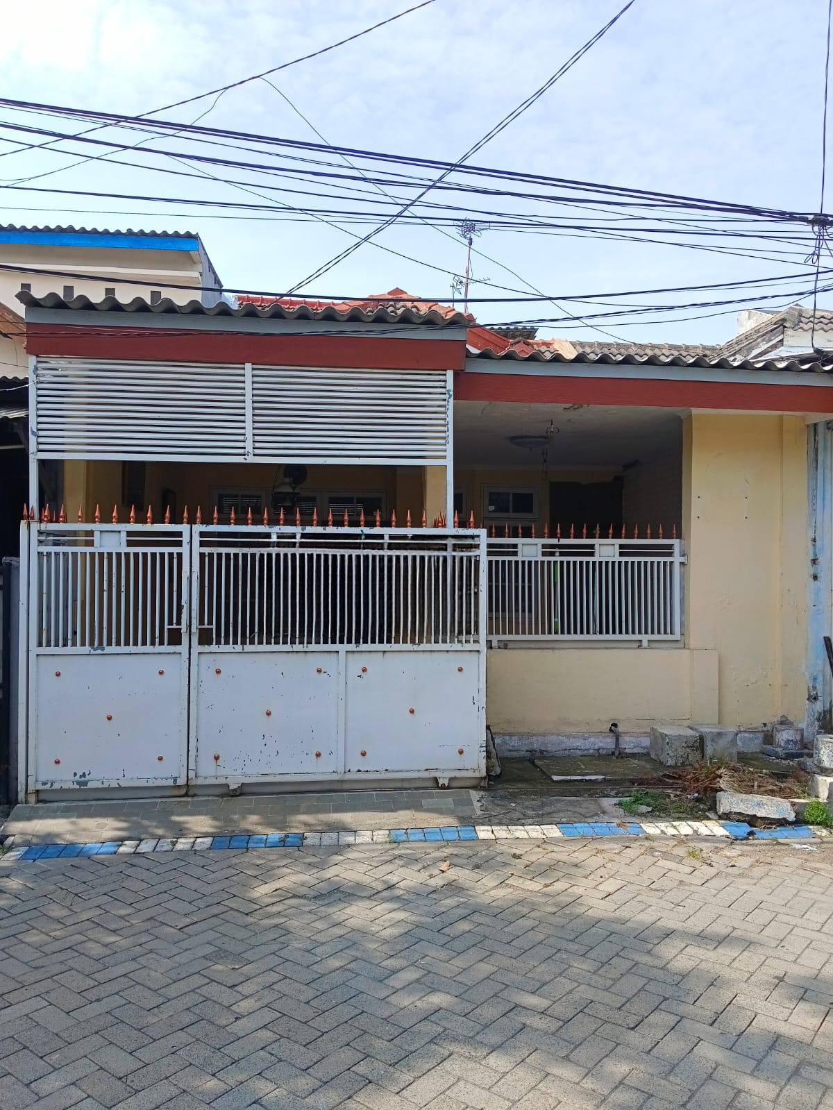 Dijual Rumah Lokasi Strategis 1,5 Lantai di Gading Fajar Sidoarjo - Image 1