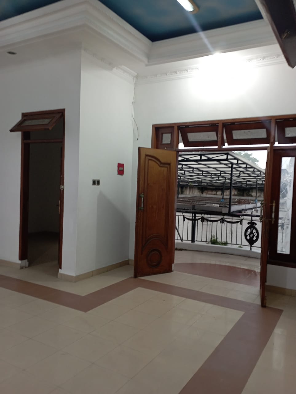 Disewakan Ruko Strategis 2 Lantai di Jalan Raya Darmo Surabaya Pusat - Thumbnail 2