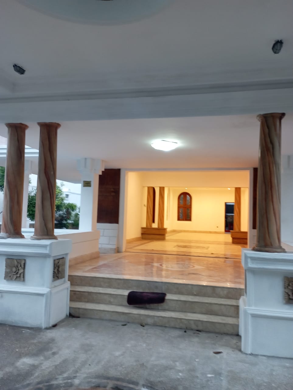 Disewakan Ruko Strategis 2 Lantai di Jalan Raya Darmo Surabaya Pusat - Thumbnail 3