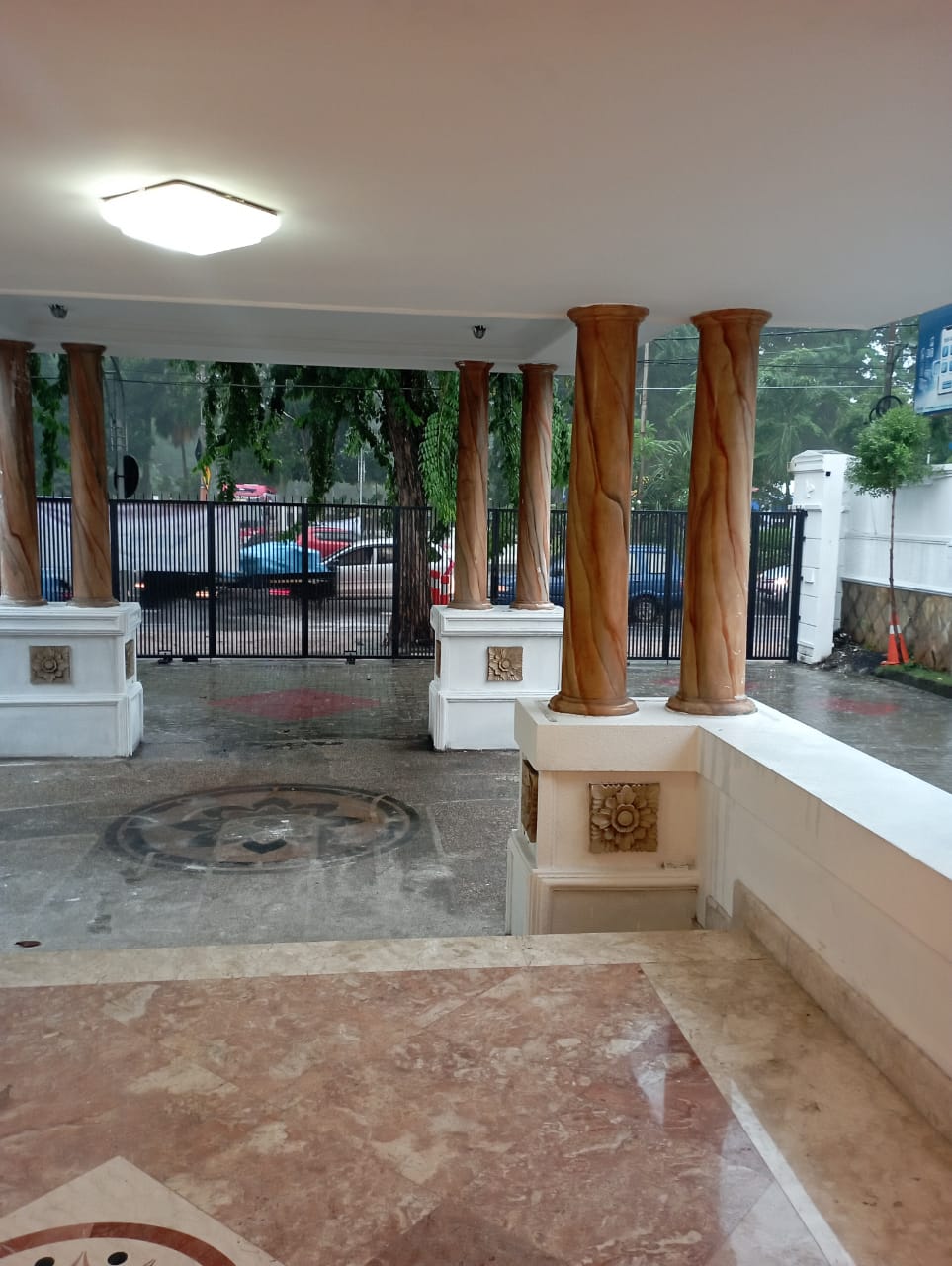 Disewakan Ruko Strategis 2 Lantai di Jalan Raya Darmo Surabaya Pusat - Thumbnail 4