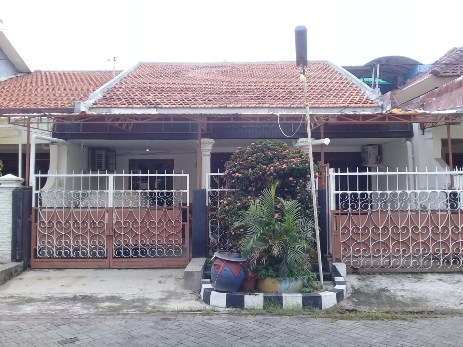 Dijual Rumah Terawat Siap Huni Lokasi Barata Jaya Surabaya Timur - Image 1