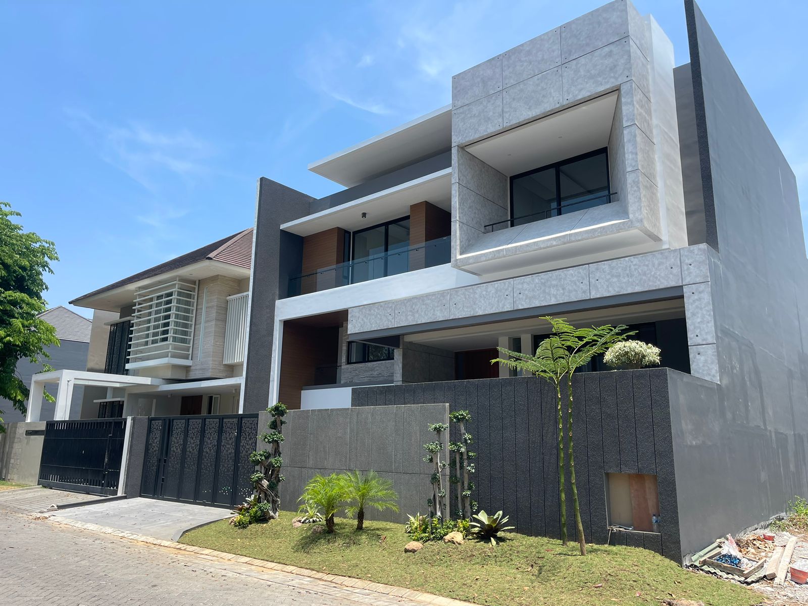 Dijual Rumah Ekslusif di Imperial Golf Pakuwon Indah Surabaya Barat - Image 1