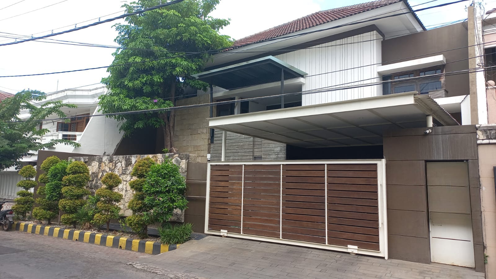 Rumah Strategis Dijual di Perumahan Dharmahusada Indah Surabaya Timur - Image 1