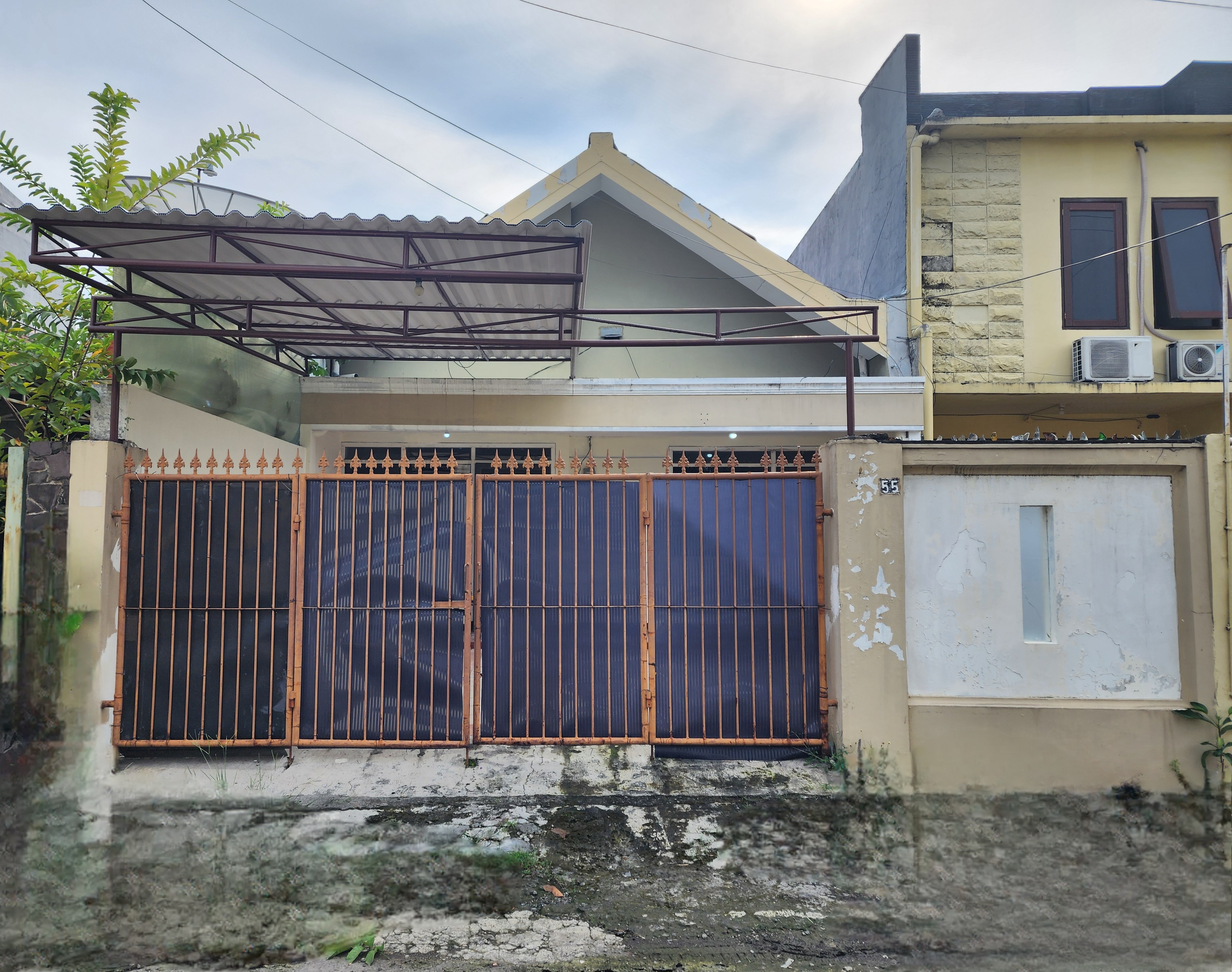 Disewakan Rumah Siap Huni Nyaman di Darmo Permai Utara Surabaya Barat - Image 1