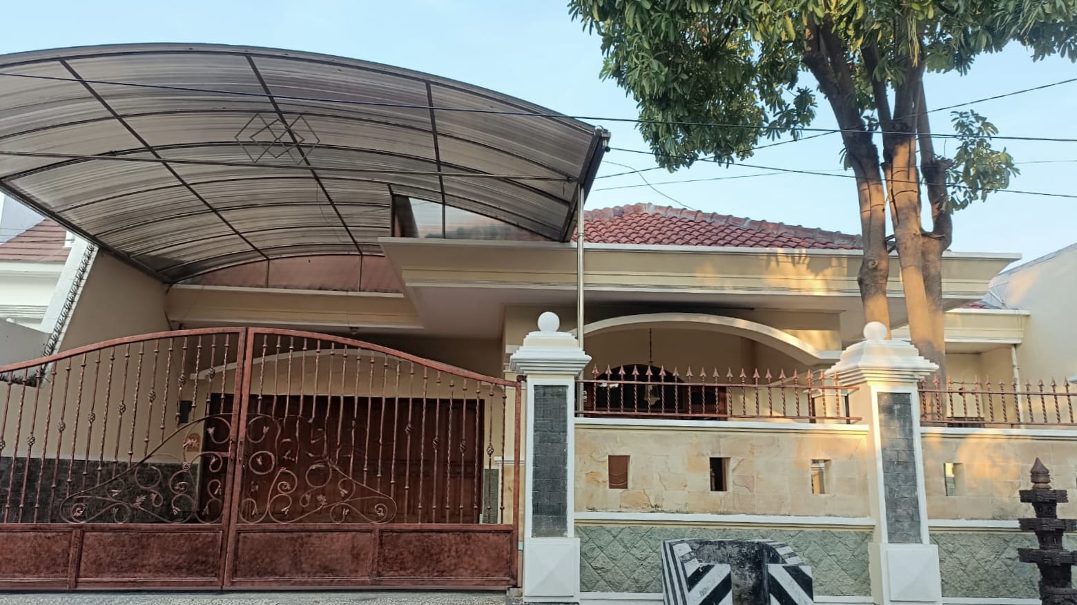 Dijual Rumah Strategis dan Nyaman di Manyar Kartika Surabaya Timur - Image 1