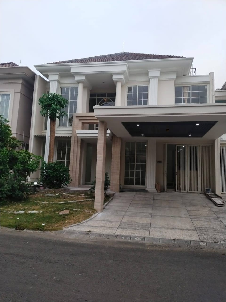 Dijual Rumah Strategis Lokasi Pakuwon Indah Surabaya Barat - Image 1