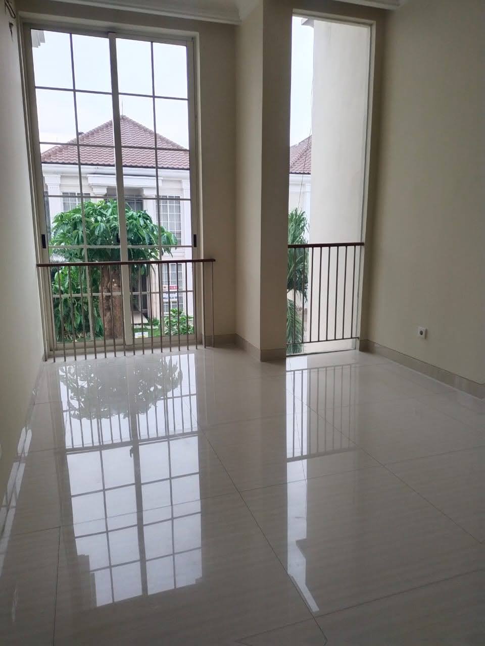 Dijual Rumah Strategis Lokasi Pakuwon Indah Surabaya Barat - Thumbnail 2