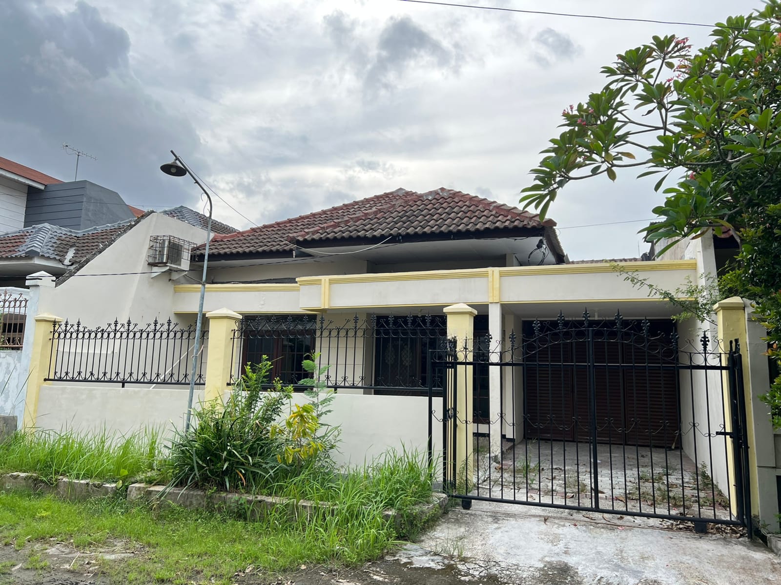 Disewakan Rumah Area Bebas Banjir di Klampis Semolo Surabaya Timur - Image 1