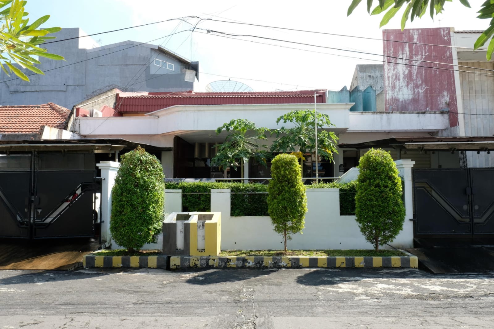 Rumah Siap Huni dan Terawat Dijual di Kertajaya Indah Surabaya Timur - Image 1