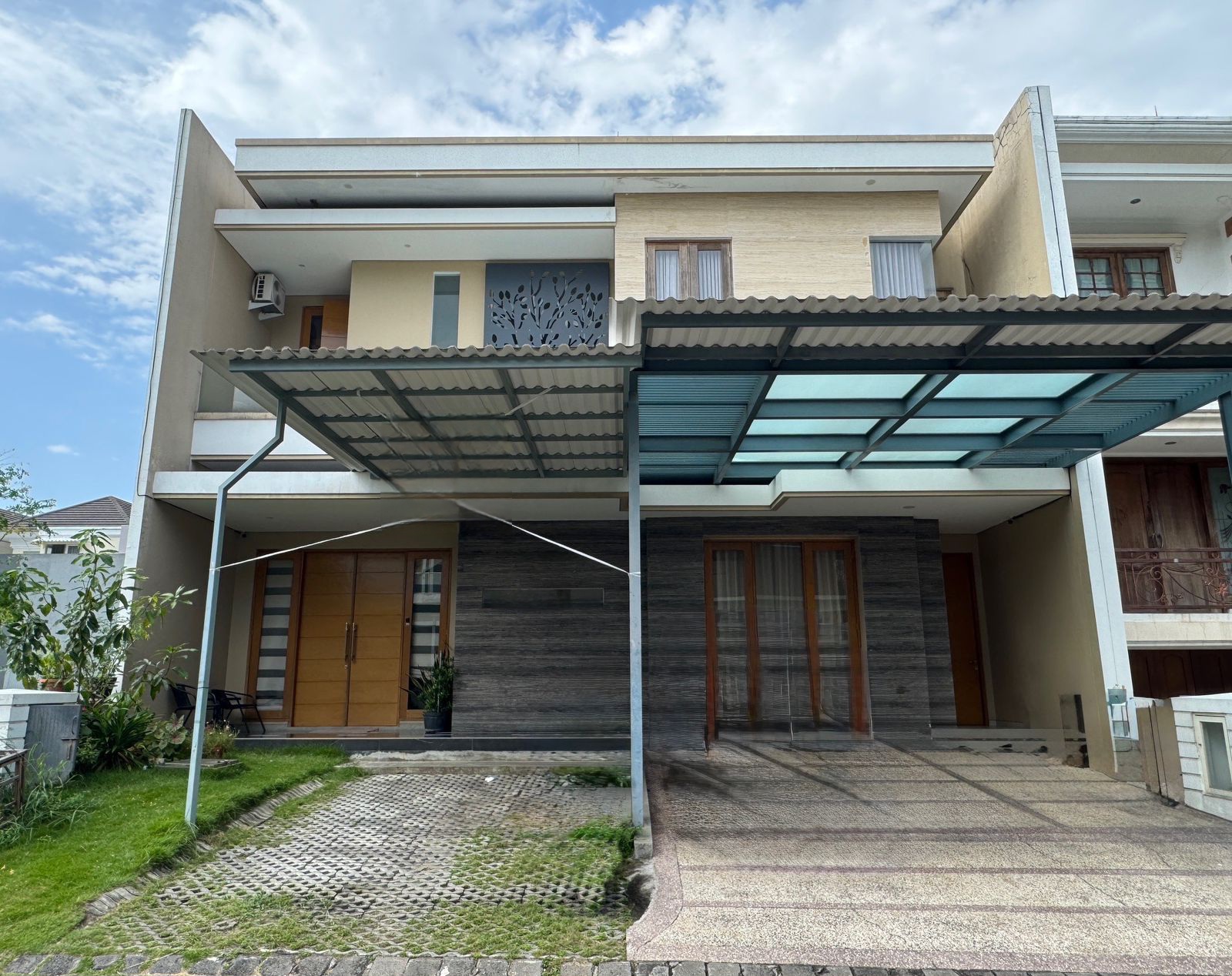 Dijual dan Disewakan Rumah Dekat Supermall di Pakuwon Indah Surabaya Barat - Image 1