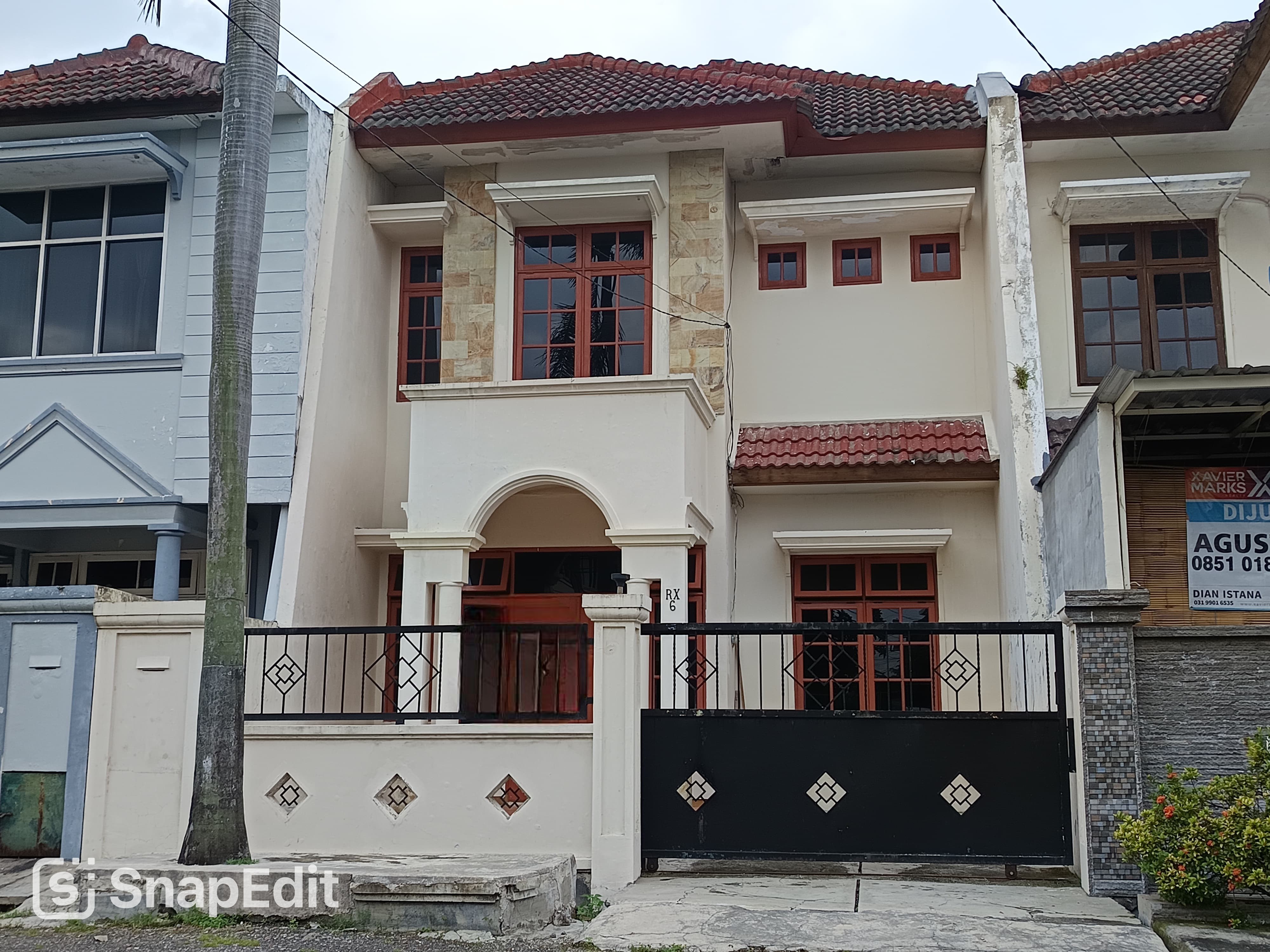 Dijual 2 rumah jadi satu Taman Pondok Indah Wiyung surabaya Barat - Image 1
