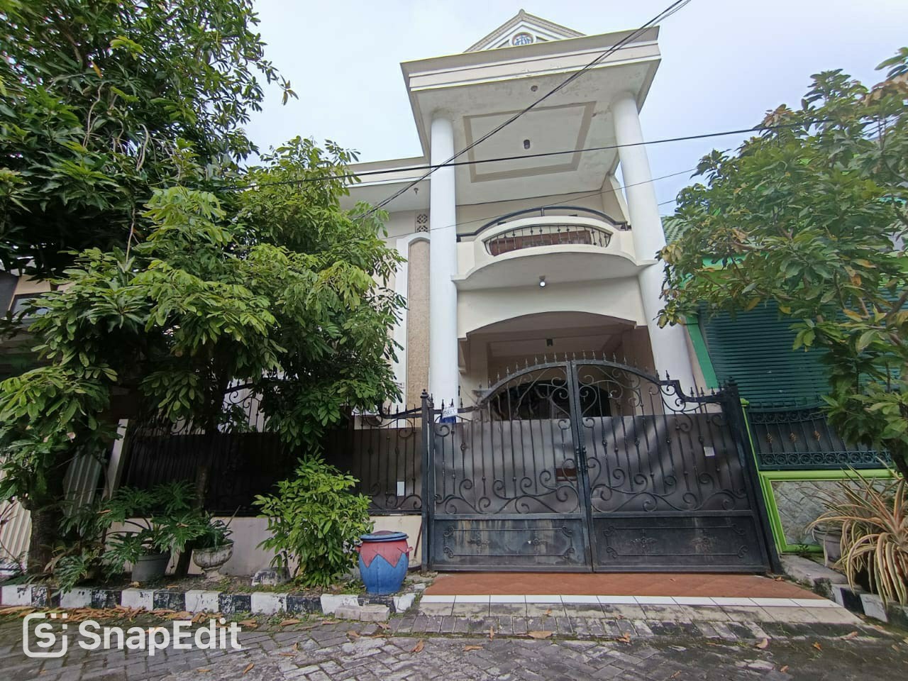 Dijual rumah furnish siap huni taman pondok indah wiyung surabaya barat - Image 1