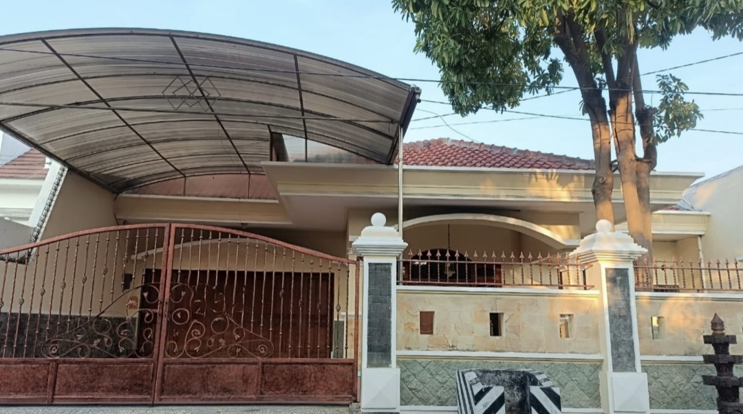 Dijual Rumah Nyaman Strategis Lokasi Manyar Kartika Surabaya Timur - Image 1