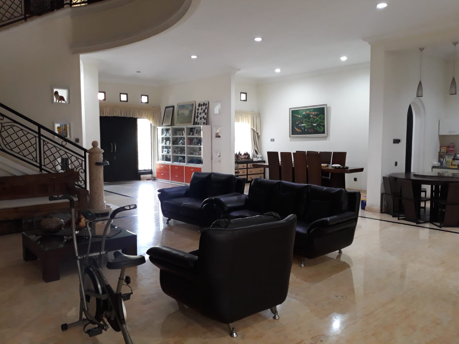 Dijual Rumah Mewah Lokasi Premium di Graha Family Surabaya Barat - Thumbnail 2