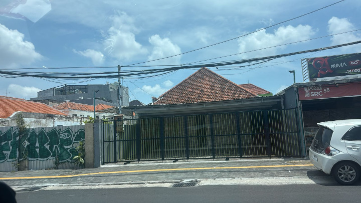 Disewakan Rumah Cocok Untuk Usaha Nol Jalan Raya di Jalan Kartini Surabaya Pusat - Image 1
