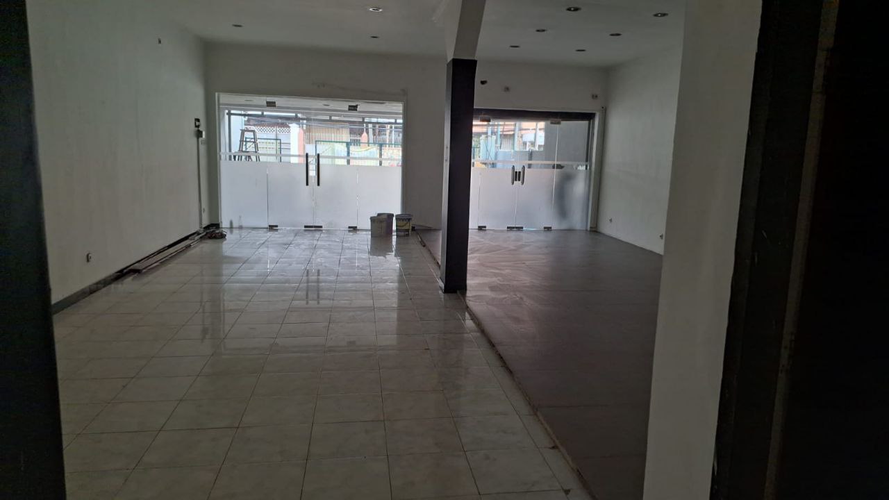 Disewakan Rumah Cocok Untuk Usaha Nol Jalan Raya di Jalan Kartini Surabaya Pusat - Thumbnail 3