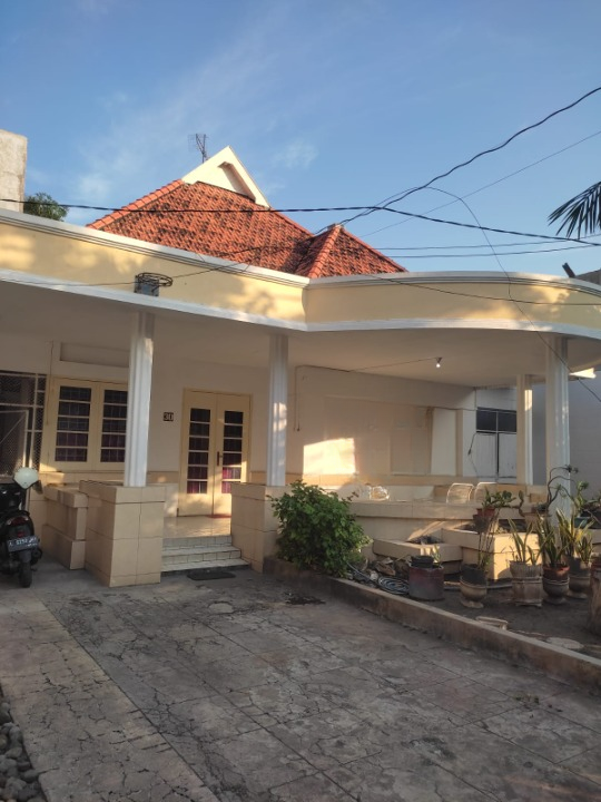 Disewakan Rumah Luas dan Strategis di Jalan Teuku Umar Surabaya Pusat - Image 1