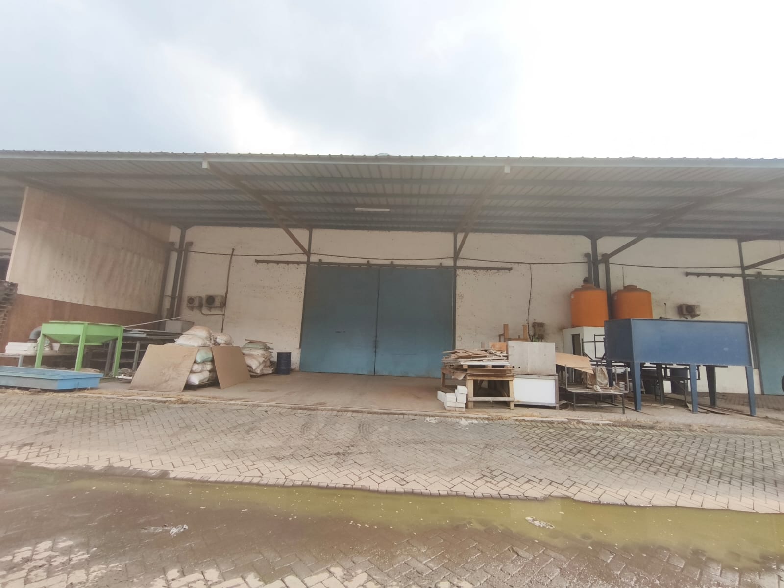 Disewakan Gudang Strategis Cocok untuk Usaha di Romokalisari Surabaya Barat - Image 1