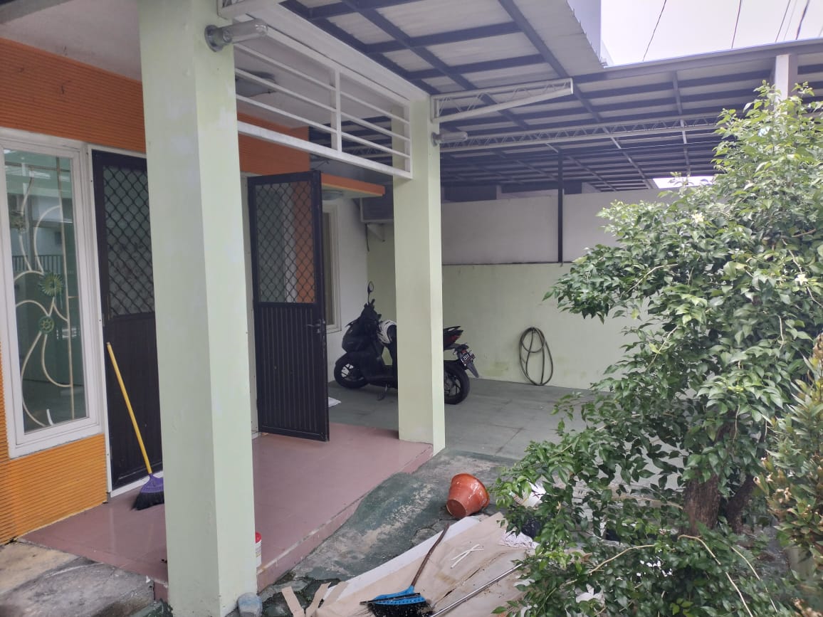 Disewakan Rumah Nyaman & Strategis Surabaya Barat - Thumbnail 2