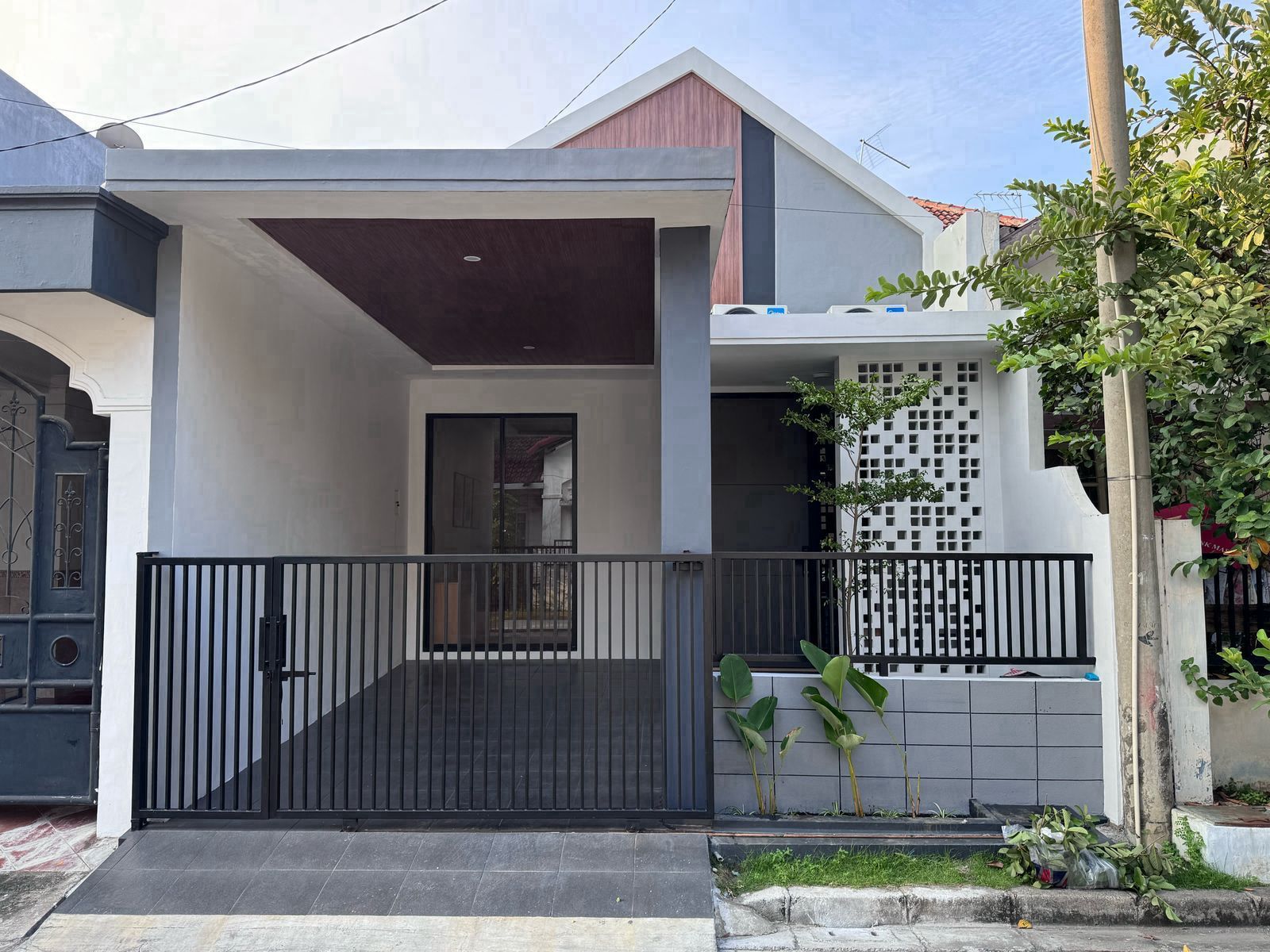 Dijual Rumah Cantik dan Modern di Griya Asri Pakuwon City Surabaya Timur - Image 1