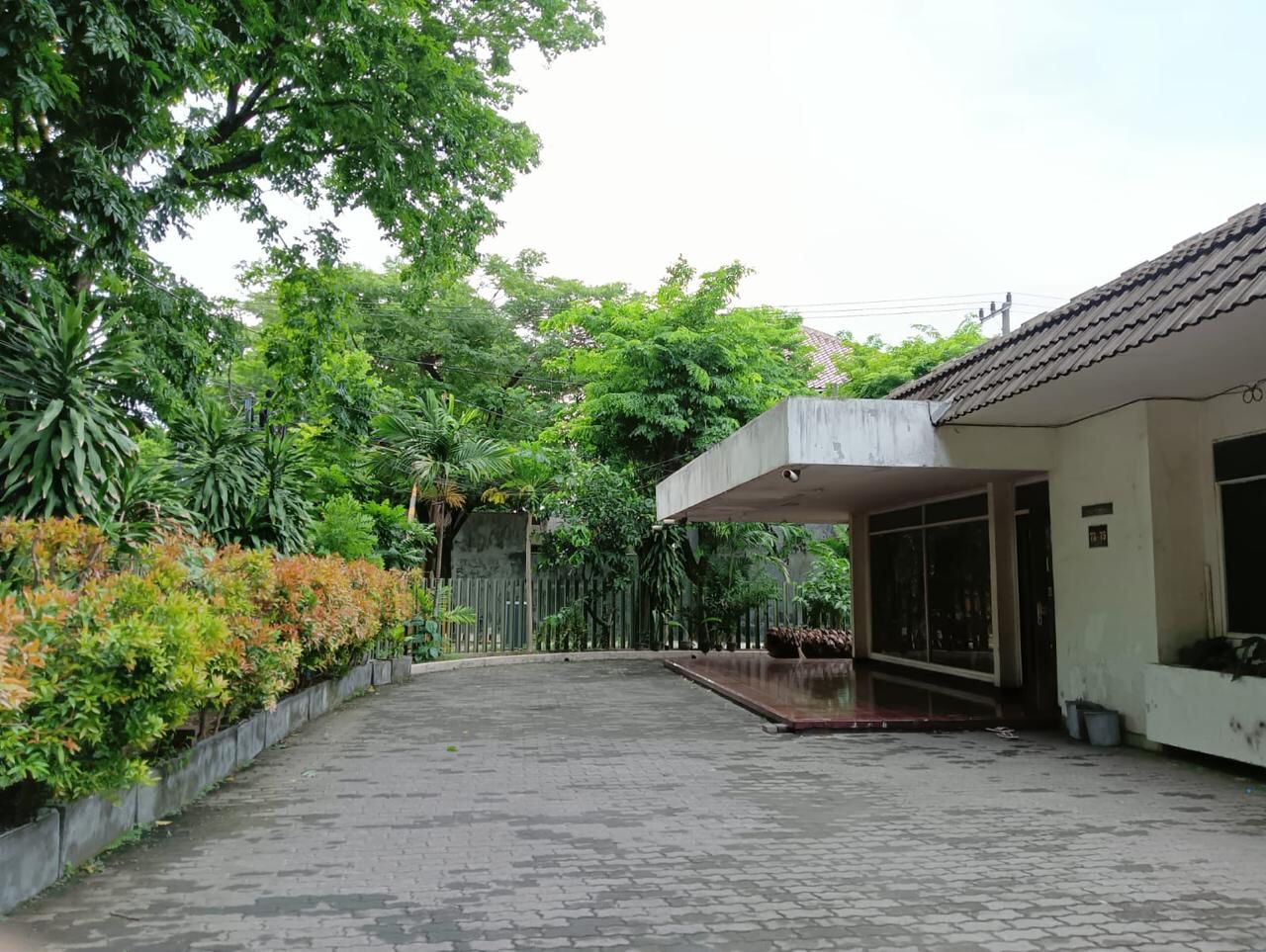 Disewakan Rumah Komersial Lokasi Strategis di Raya Tenggilis Surabaya Timur - Thumbnail 2