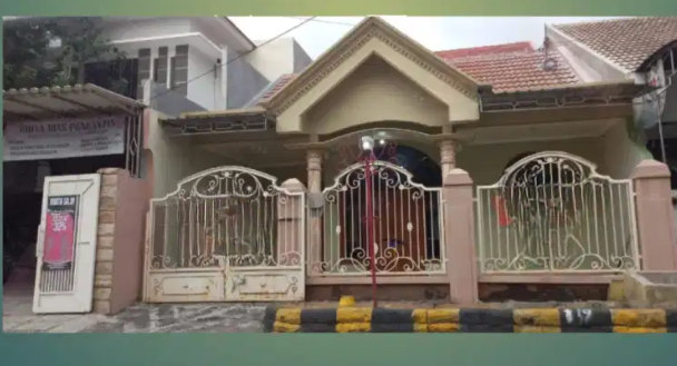 Dijual Rumah 2 Lantai Lokasi Strategis di Jalan Balikpapan, GKB, Gresik - Image 1
