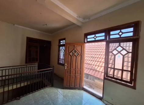 Dijual Rumah 2 Lantai Lokasi Strategis di Jalan Balikpapan, GKB, Gresik - Thumbnail 2